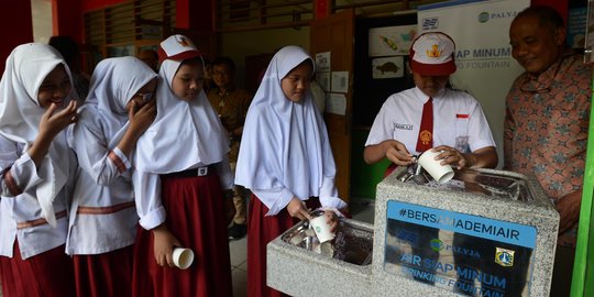 Antusias Siswa SD Menikmati Air Siap Minum