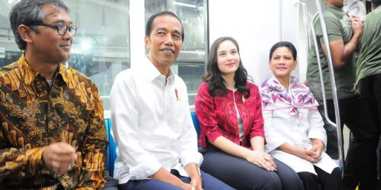 Senyum Manis Chelsea Islan Saat Jajal MRT Bareng Presiden Jokowi