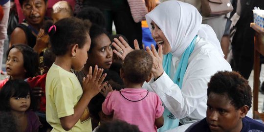 Istri Kapolri Melakukan Trauma Healing Korban Banjir Sentani