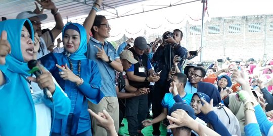 Di Bawah Guyuran Hujan, Emak-emak di Sukoharjo Senam Bareng Sandiaga