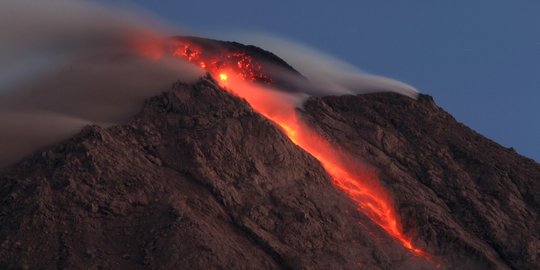 Gunung Merapi Keluarkan Dua Guguran Lava Pijar