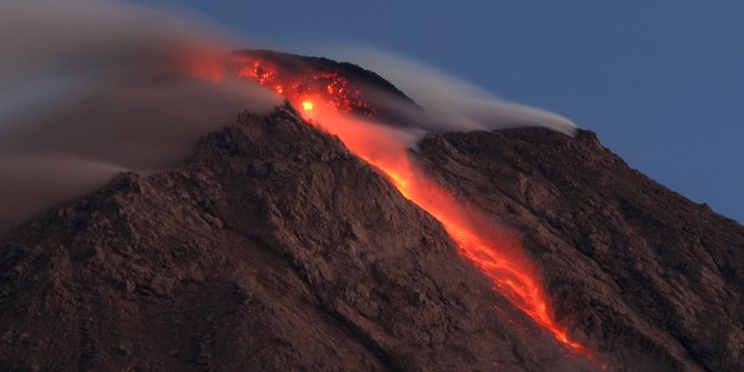 Gunung Merapi Keluarkan Dua Guguran Lava Pijar