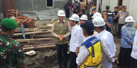 Jelang Jokowi Resmikan MRT, Warga Padati Depan Istana Negara