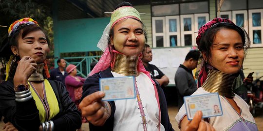 Wanita Berleher Panjang Beri Hak Suara untuk Pemilu Thailand