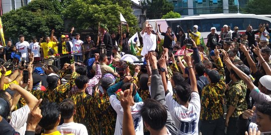Naik Kereta Kuda, Jokowi Sapa Warga Banten