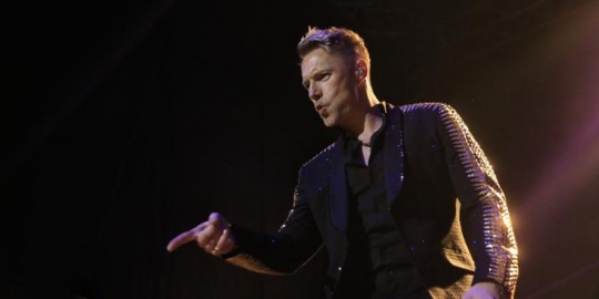 Nyanyi Bareng Isyana di Konser Boyzone, Ronan Keating: Suaranya Luar Biasa