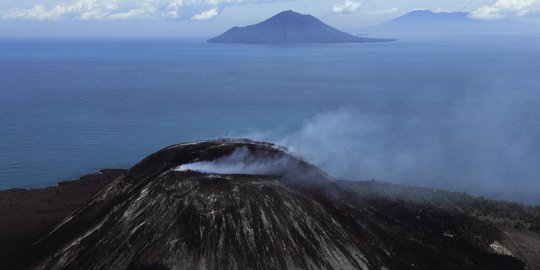 Kementerian ESDM Turunkan Level Gunung Anak Krakatau Jadi Waspada