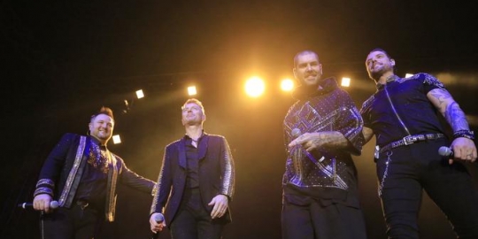 Penuh Haru, Ini Cara Boyzone Kenang Stephen Gately dalam Konser di Jakarta
