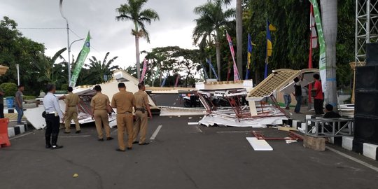 Panggung Acara MTQ XVI Ambruk Usai Diterjang Angin Kencang & Hujan Deras