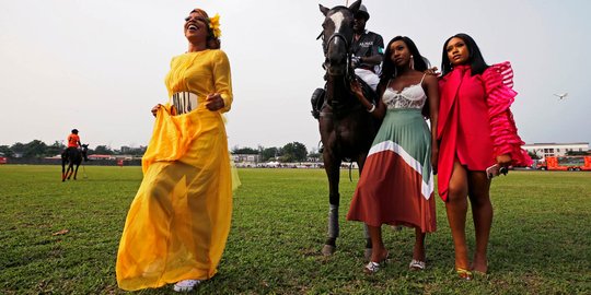 Gaya Nyentrik Wanita Nigeria Saat Tonton Turnamen Polo Internasional