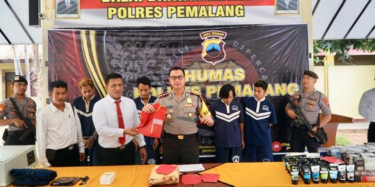 Kapolres Pemalang Beri Penghargaan ke Anak Buah yang Ungkap Perampokan 3 Mini Market