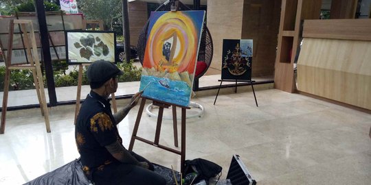 Buka Pameran Produk Narapidana, JK Goreskan Angka 1 Warna Kuning di Kanvas