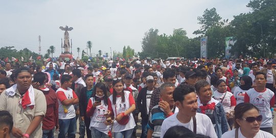 Warga Dumai Rebutan Jabat Tangan dan Foto Selife dengan Jokowi
