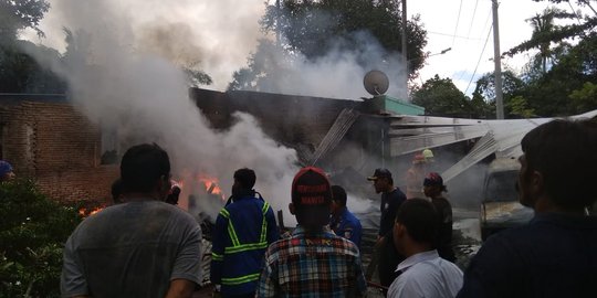 Mariana dan Anaknya Ditikam Gara-gara Ayam, Rumah Pelaku Dibakar Warga