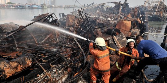 Kebakaran KM Awu di Pelabuhan Tanjung Emas Semarang Sudah Dijinakkan