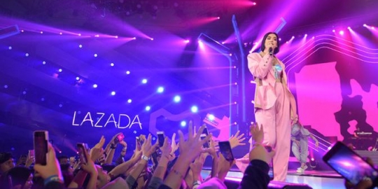 Kecupan Manis Dua Lipa di Super Party Tandai Lahirnya Era Shoppertainment dari Lazada