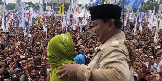 Nenek Inaq yang Dicium & Dipeluk Prabowo di NTB Minta Maaf Sampai Menangis