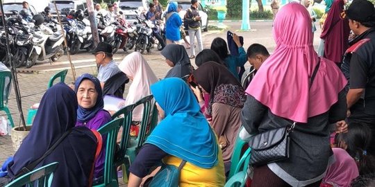 Ratusan Warga Pamulang Berbondong-bondong Datangi Kecamatan buat e-KTP