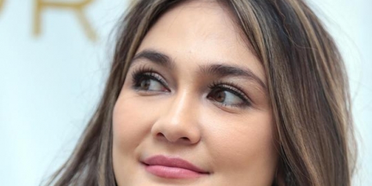 Luna Maya Bantah Sedang Pikirkan Reino Barack saat Karaoke