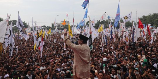 Kampanye di Bandung, Prabowo Kasih Baju dan Topi yang Dipakai ke Pendukung