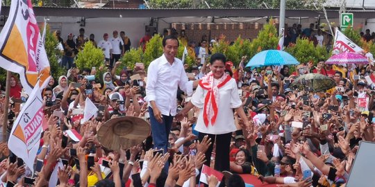 Warga Mamuju Teriakkan Nama Jokowi