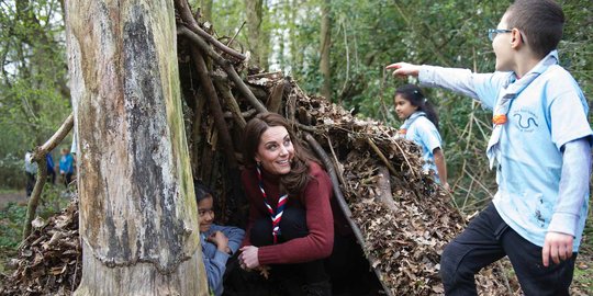 Keseruan Kate Middleton Main Bareng Anak Pramuka di Hutan