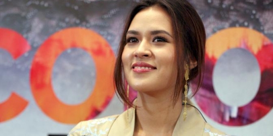 Raisa Pamer Dandanan Glamor Pertama Pasca Melahirkan