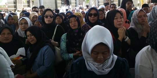 Ribuan Orang Antar Kepergian Dian Al Mahri ke Peristirahatan Terakhir