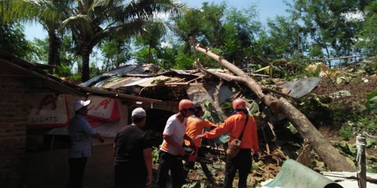 Angin Puting Beliung Sapu 157 Rumah Warga di Bekasi