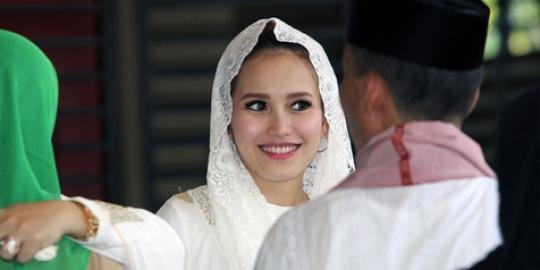 Kompak Pakai Baju Serba Putih Warganet Sebut Ayu Ting Ting Dan Reza Rahadian Serasi Merdeka Com