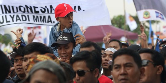 Anak-anak Ikut dalam Kampanye Prabowo Menyapa Bogor di Cibinong