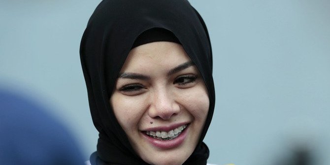 Unggah Foto Istri Haji Isam dengan Tagar Restu, Nikita Mirzani Sindir Syahrini?