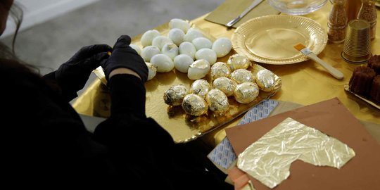 Menikmati Hidangan Mewah Telur Rebus Berlapis Emas 24 Karat di Paris