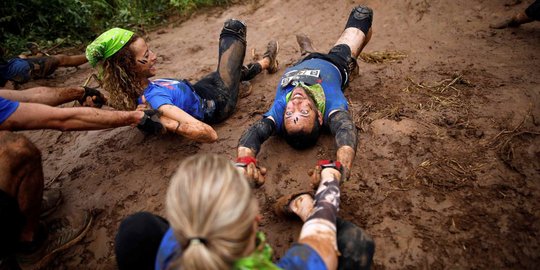 Perjuangan Peserta Lalui Rintangan Berat di Run Mud