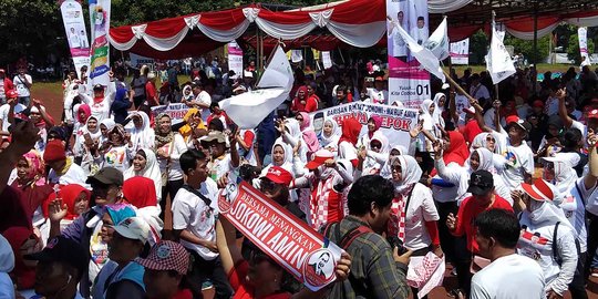 Tunggu Ma'ruf Amin, Warga Depok Padati Lapangan Kamboja