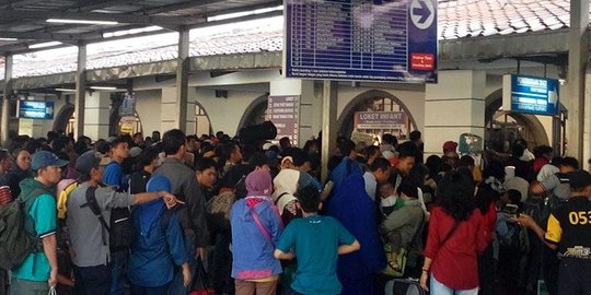 Tiket Pesawat Mahal, Masyarakat Pilih Naik Kereta Api?