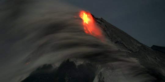 Gunung Merapi Luncurkan Lima Guguran Lava Pijar