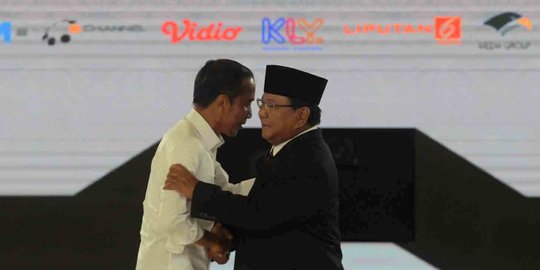 Pelukan Hangat Jokowi-Prabowo Tutup Debat Capres