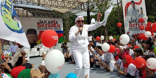 Mpok Atiek Meriahkan Kampanye Jokowi-Ma'ruf Amin di Plaza Parkir Timur Senayan