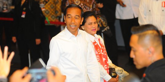 Jokowi Naik Becak Saat Kampanye di Makassar