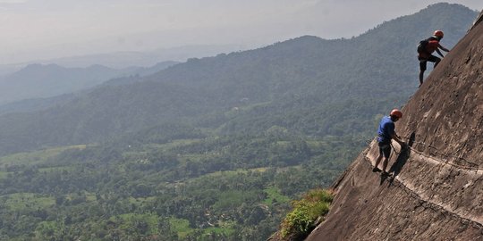 Uji Adrenalin Memanjat Tebing Gunung Parang