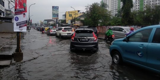 Hujan Lebat di Tangsel, Jalan Dewi Sartika Ciputat Terendam Banjir Setinggi 30 Cm