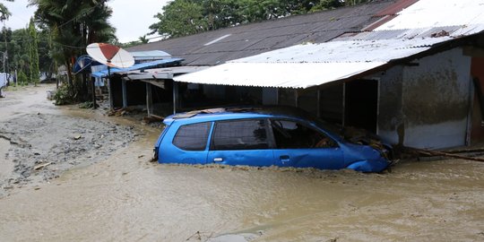 Tanggul Jebol, Perumahan di Bekasi Diterjang Banjir Setinggi 1,5 Meter