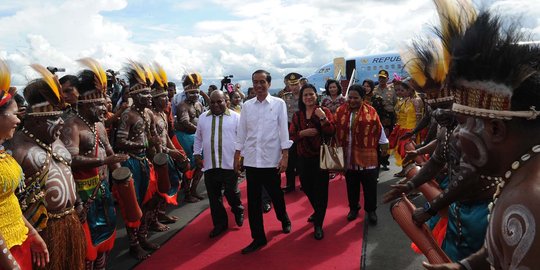 Berseragam Pramuka, Puluhan Anak Sekolah Siap Sambut Jokowi di Papua