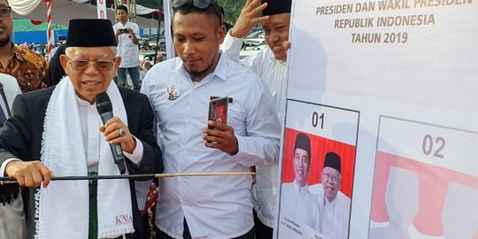 Ma'ruf Amin Simulasikan Mencoblos: Pilih Sebelah Kiri yang Pakai Baju Putih