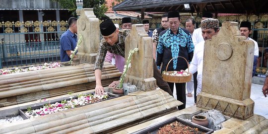 Berkunjung ke Demak, AHY Ziarah ke Makam Raden Fatah dan Sultan Trenggono