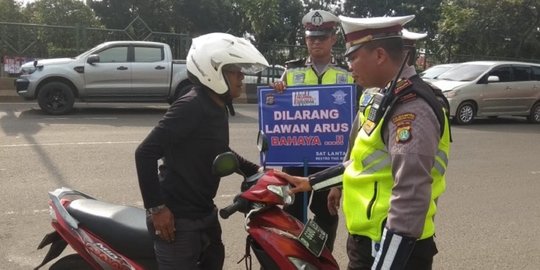 Polda Metro Tilang Ratusan Pengendara yang Merokok saat Naik Motor