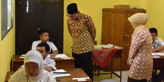 Emil Pantau UN 937 Siswa Berkebutuhan Khusus: Penyelenggaraan Lancar dan Baik