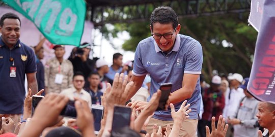 Hujan Deras, Ribuan Massa Tetap Antusias Hadiri Kampanye Sandiaga di Bekasi