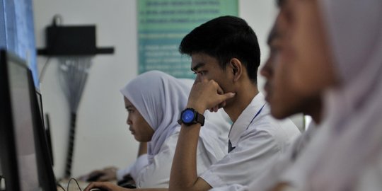 Miris, Pelajar Korban Banjir Sentani Terpaksa Pinjam Seragam untuk Ikut UNBK